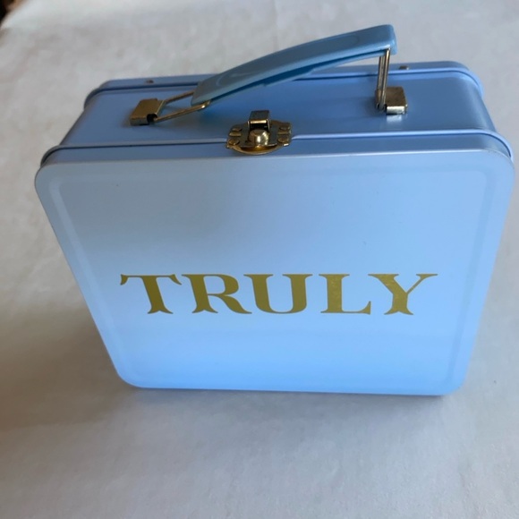 Truly Buns & Boobies Minis Skincare Gift Set – New in Tin – Limited Edition - Picture 3 of 4